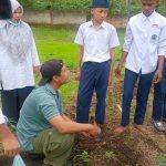 Kembangkan Jiwa Wirausaha, Siswa MTsS Rambatan. Belajar Menanam Pepaya Madu (California) Bersama Mahasiswa Pertanian UNAND Padang (dalam rangka membina karakter mandiri, berkolaborasi dan bertanggung jawab)